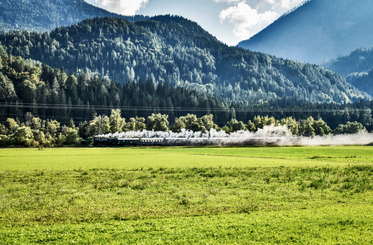 Parallelfahrt mit dem Dampfsonderzug und dem Auto, bei Berg im Drautal.

Zu sehen ist die NBiK 93.1332 und Schiebelok NBiK 1245.05, mit dem SR 16797 (Lienz - Spittal-Millstättersee).
Aufgenommen am 15.9.2018.