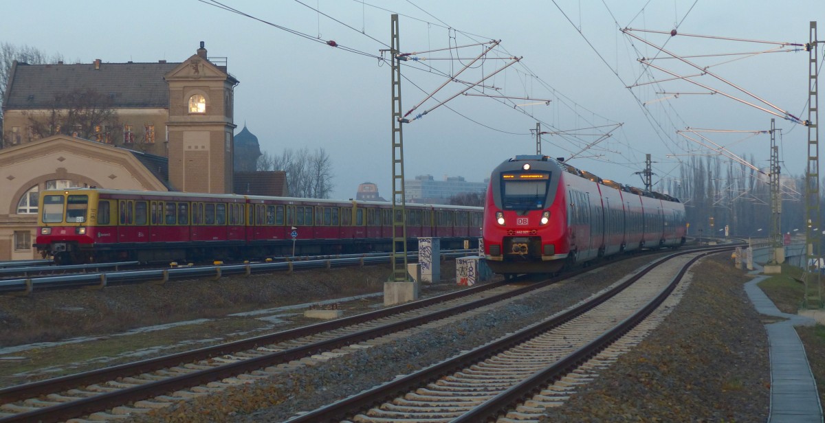 Parallelfahrt von S-Bahn und Regionalzug nahe dem Bahnhof Treptower Park. Diese Konstellation gibt es hier erst seit 3 Tagen. 16.12.2015