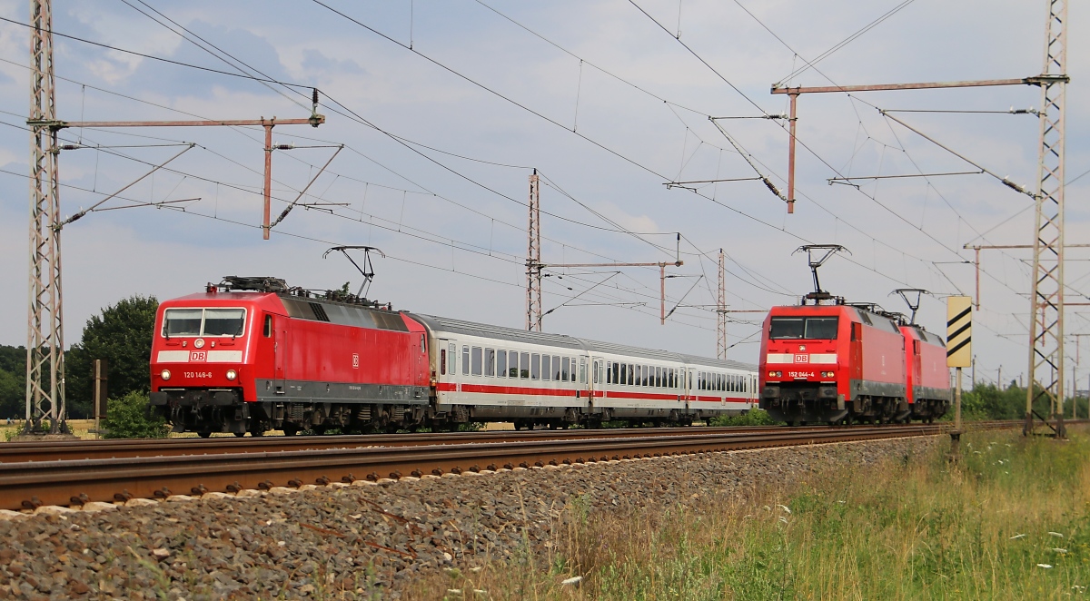 Parallelfahrt zwischen 120 146-6 mit IC und einem Lokzug bestehend aus 152 044-4 und 152 098-0. Aufgenommen am 24.07.2015 in Dedensen-Gümmer.