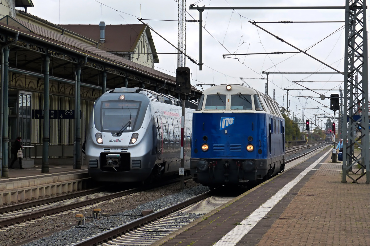 Parallelfahrt zwischen dem einfahrenden Hamster von Abellio 442 113 und der V180 (288 411-5) der ITB, die den Bahnsteig zum Richtungswechsel nutzte, die fuhr nur ein und dann mir wieder entgegen. Nordhausen 22.10.2016