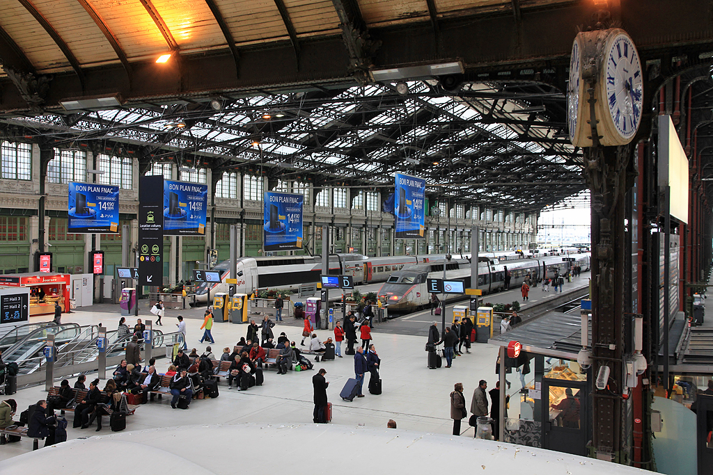 Paris, Gare de Lyon. Auf der Treppe zum Restaurant  Train Bleu  hat man schöne Übersicht auf Halle und Züge. 22. Nov. 2014, 15:27