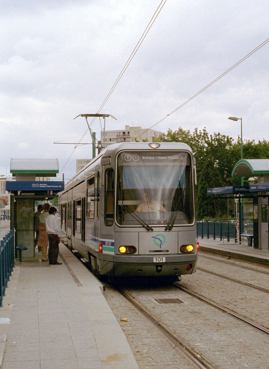 Paris RATP Ligne de tramway / SL T1 (TFS / Tw M1 101) Place de la Libération (Hst. Libération) im Juli 1992. - Scan eines Farbnegativs. Film: Kodak Gold 200-3. Kamera: Minolta XG-1.