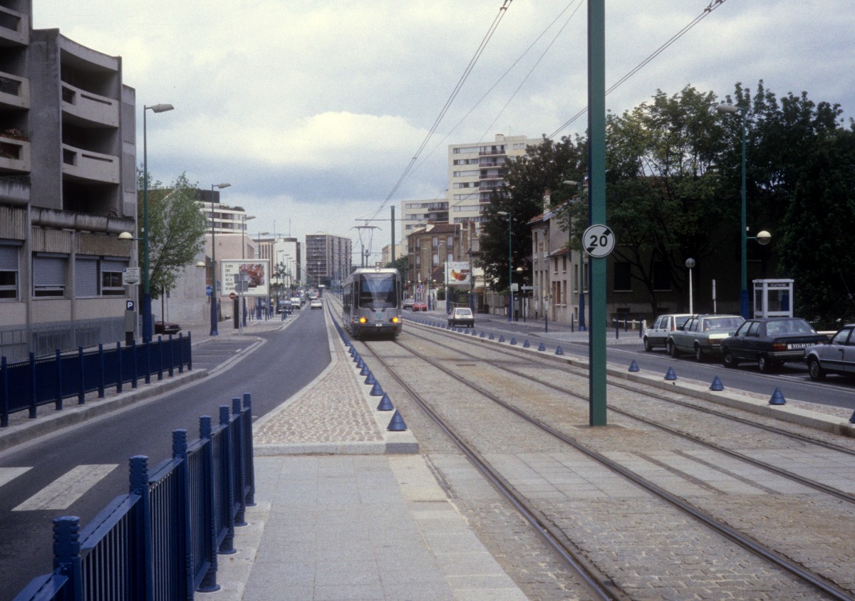 Paris RATP SL T1 (TFS 111) Bobigny im Juli 1992.