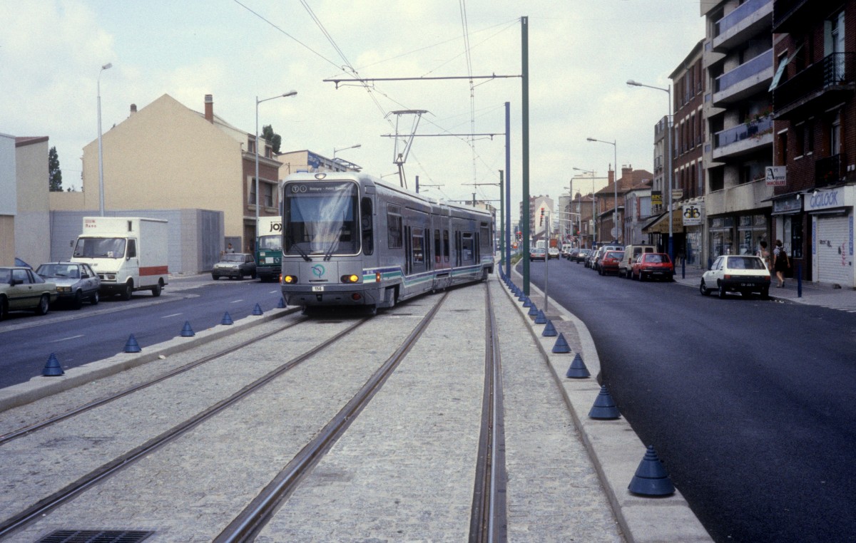 Paris RATP T1 (Alstom-TFS M2 114) La Courneuve / 8 Mai 1945 im Juli 1992. 
