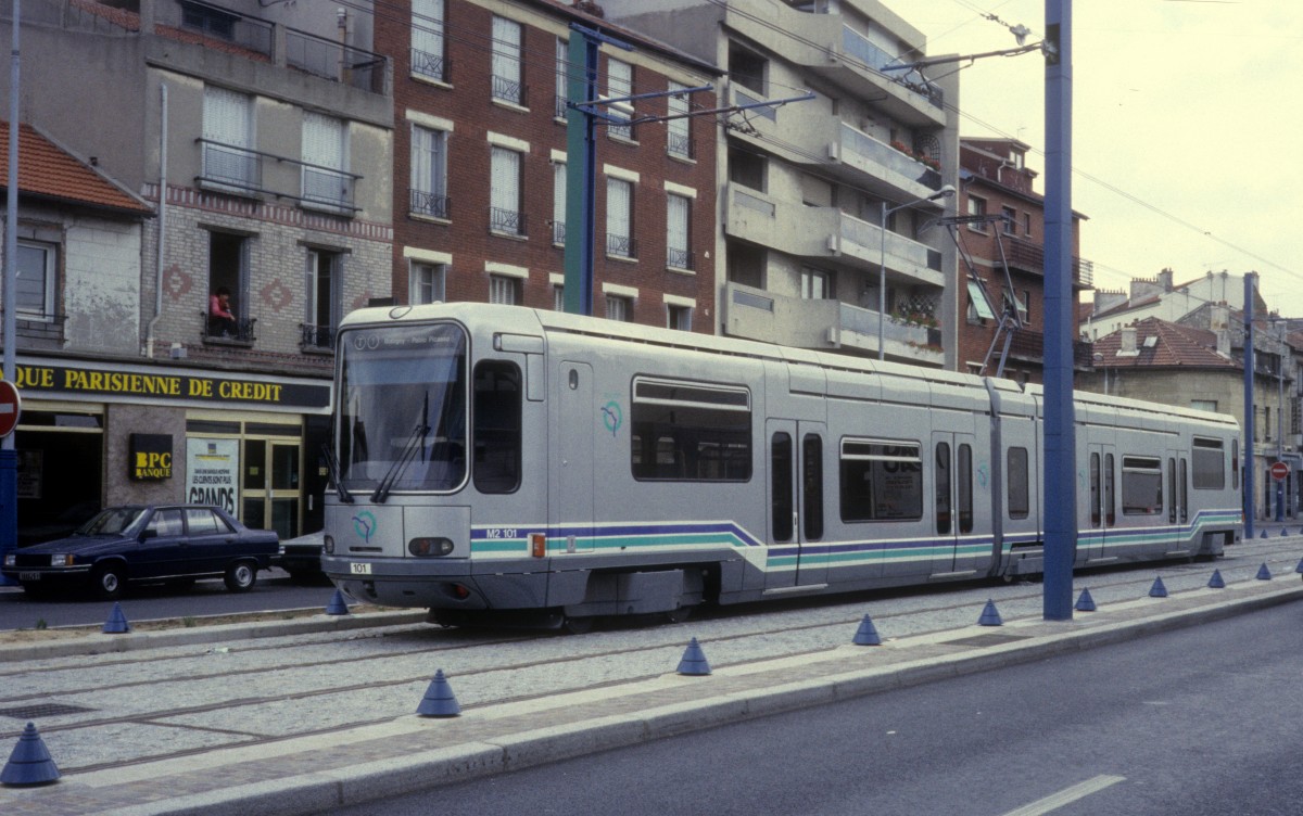 Paris RATP Tram 1 (Alstom-TFS M2 101) La Courneuve / 8 Mai 1945 im Juli 1992.