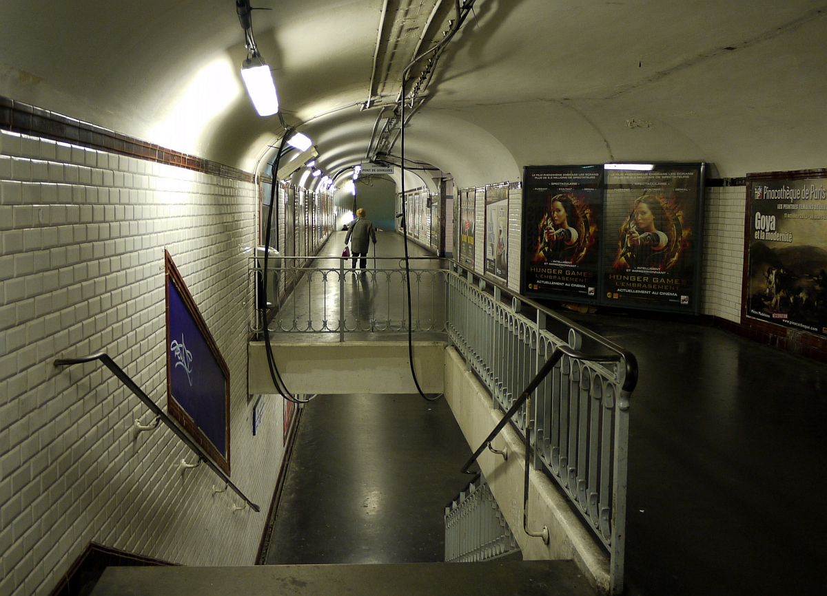 Pariser Metro-Impressionen, mal abseits von Schienen und Zügen: manchmal kann es ganz schön einsam sein in den unendlichen Gängen des Pariser Untergrunds.  Saint-Lazare , 16.1.2014