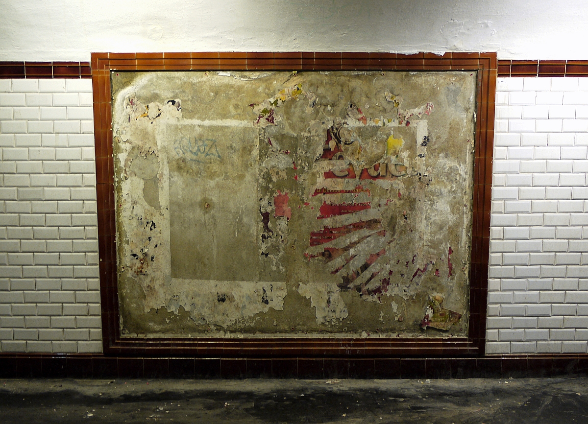 Pariser Metro-Impressionen, mal abseits von Schienen und Zügen: hier wurden gerade alle Werbeplakate abgekratzt - der über 100 Jahre alte Rahmen bleibt.  Saint-Lazare , 16.1.2014