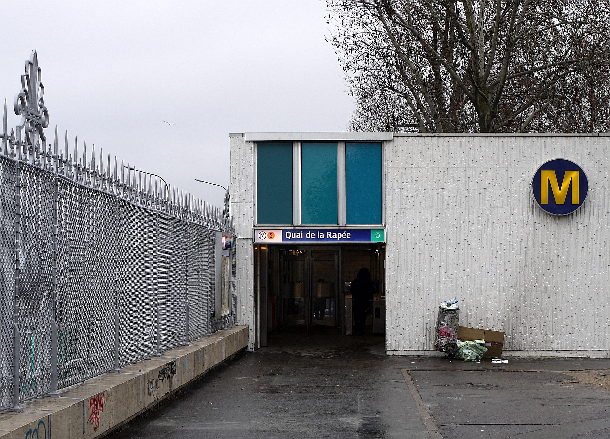 Pariser Metro-Impressionen, mal abseits von Schienen und Zügen: das Eingangsbauwerk der Station  Quai de la Rapée  erinnert eher an die Reichsbahn der DDR, und das M- Signet ist auch ziemlich selten. 15.1.2014