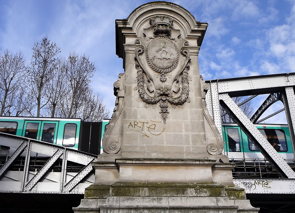 Pariser Metro-Linie 2: Brückenkopf vor der Überquerung der Fernbahngleise zum  Gare de l`Est . 17.1.2014