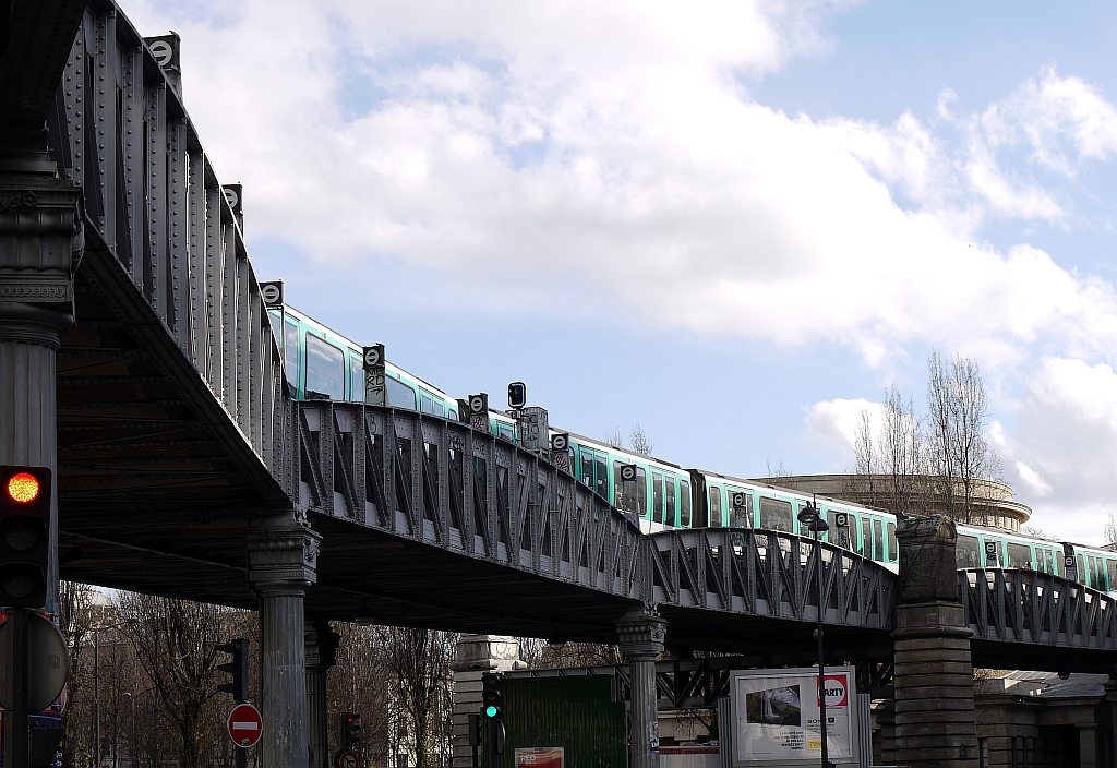 Pariser Metro-Linie 2: enge Kurve zwischen den Stationen  Jaurès  und  Stalingrad . 17.1.2014