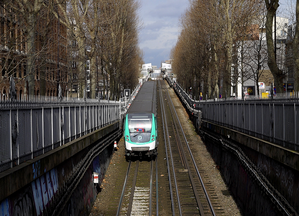 Pariser Metro-Linie 2: Zug aus  Jaurès  vor der Einfahrt in den Tunnel zur Station  Colonel Fabien . 17.1.2014