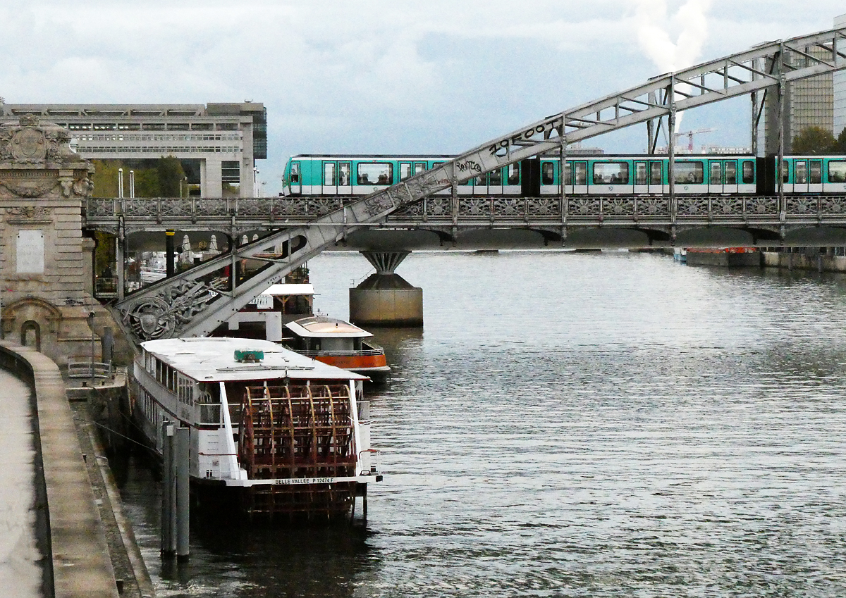 Pariser Metro der Linie 5 überquert die Seine auf dem Viaduc d' Austerlitz in der Nähe des Gare d' Austerlitz. Paris, 20.10.2023