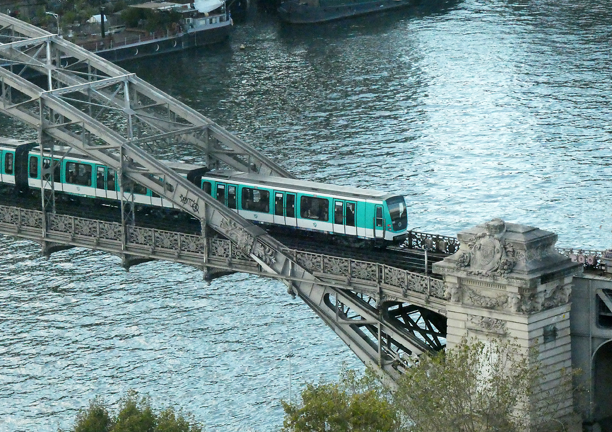 Pariser Metro der Linie 5 überquert die Seine auf dem Viaduc d' Austerlitz in der Nähe des Gare d' Austerlitz. Das Foto wurde von der 16. Etage eines Hotels aus aufgenommen. Paris, 22.10.2023