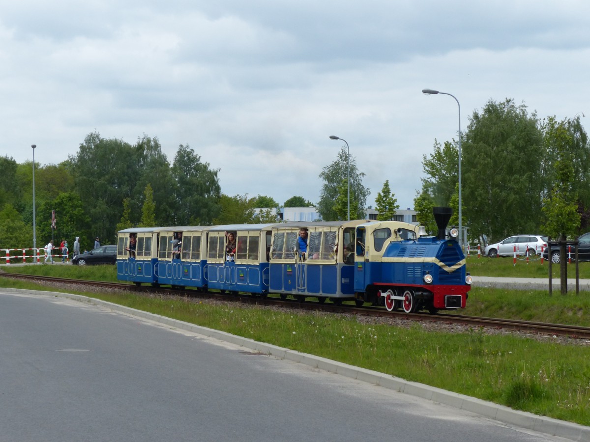 Parkeisenbahn Maltanka in Poznan: Die 3,8 Kilometer lange 600 mm-Strecke wird am Wochenende mit zwei Dieselzügen bedient, die im Halbstundentakt fahren. Der Zug hat gerade die Therme (Termy Maltańskie) verlassen und fährt weiter in Richtung Zoo. 4.5.2014, Poznan