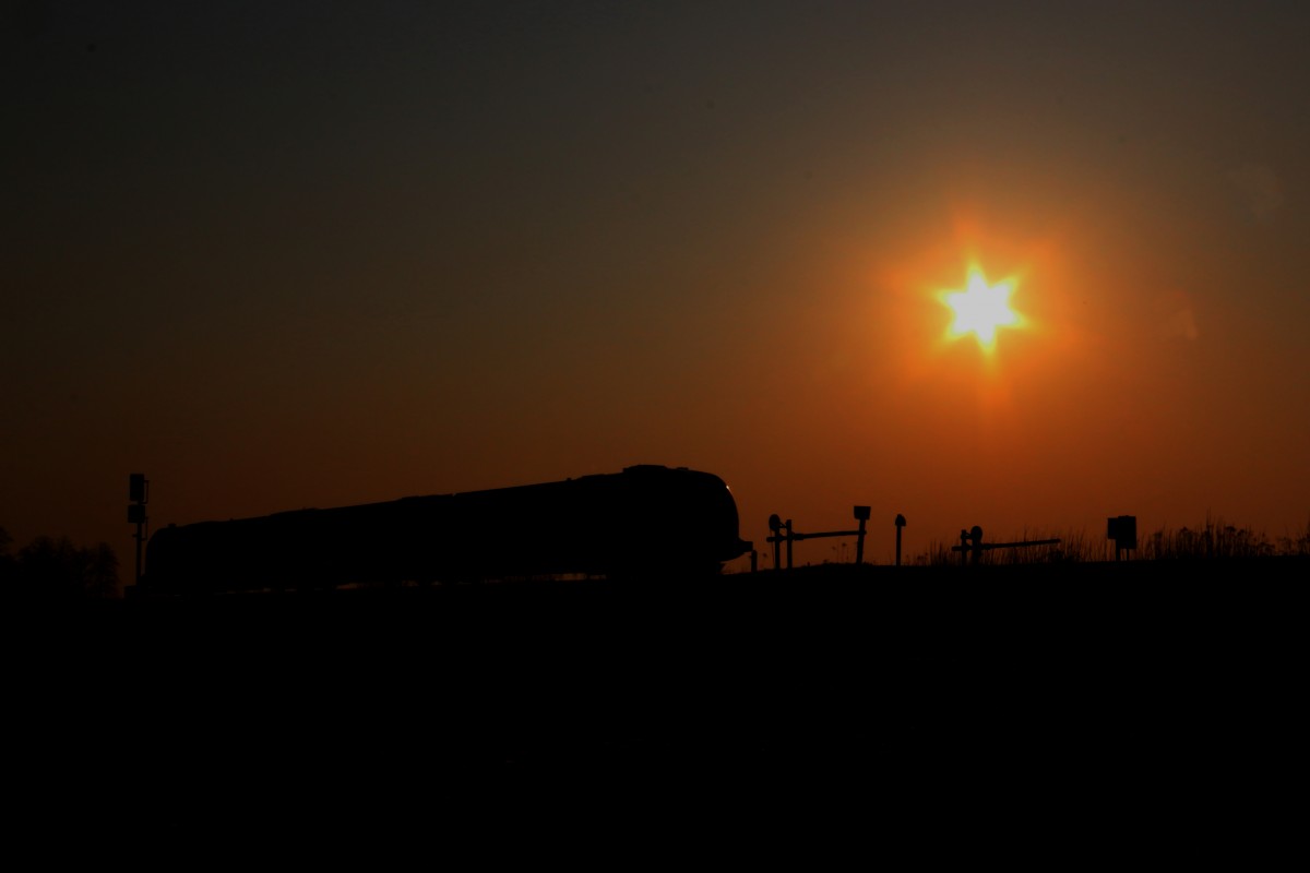 Partielle Sonnenfinsternis ??? TZTZ  
Nicht am Morgen des heutigen 20.M䲺 2015 bei GroߠSankt Florian . Der Sperrschranken in Kilometer 22,2 erstrahlt da in einem ganz anderem Licht.