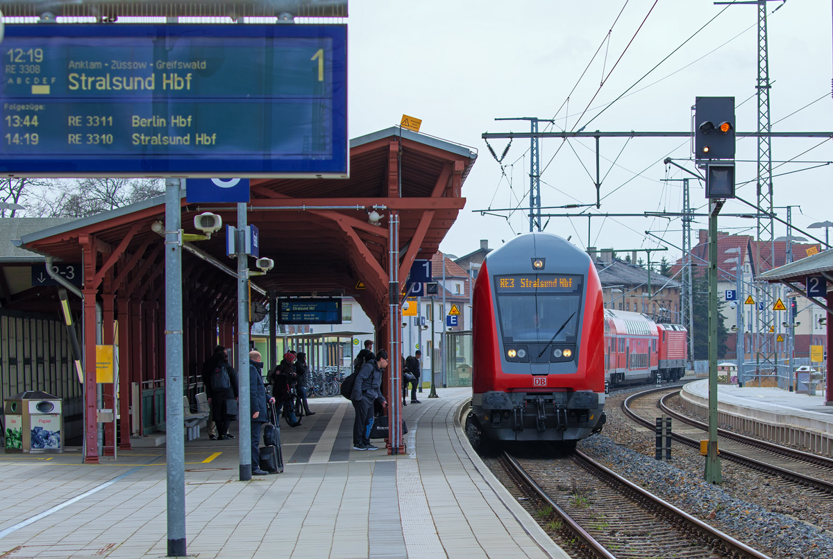Pasewalker Anzeigetafel mit RE 3308, der gerade an den Bahnsteig fährt. - 13.03.2017
