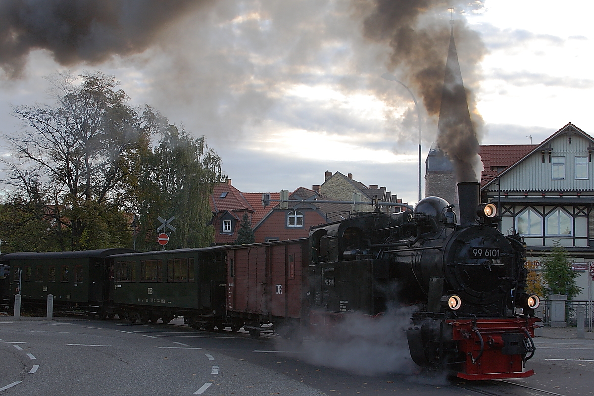 Passage eines Sonderzuges der IG HSB nach Eisfelder Talmühle am 19.10.2013 über die Westerntor-Straßenkreuzung in Wernigerode (Bild 3).