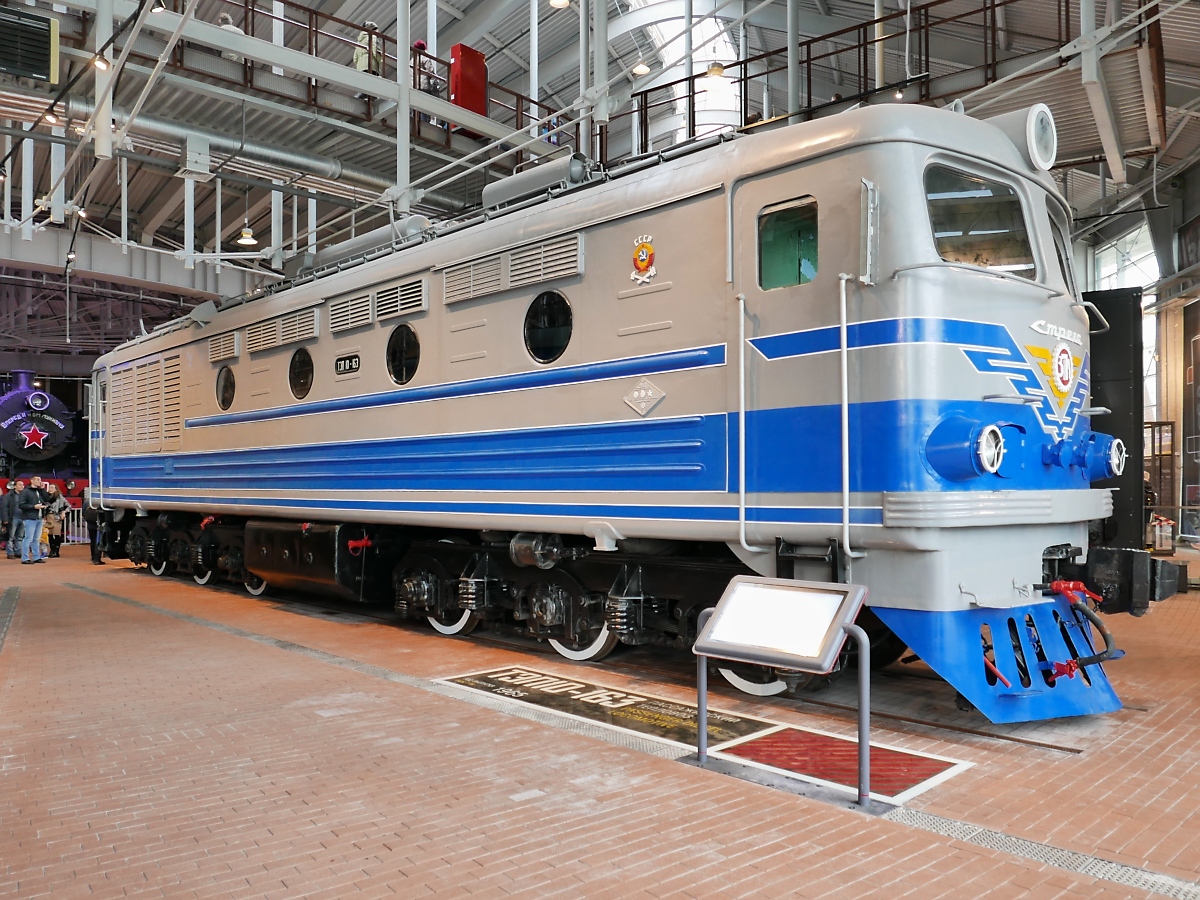 Passagier-Diesellok ТЭП10-163, Baujahr 1965, im Russischen Eisenbahnmuseum in St. Petersburg, 4.11.2017
