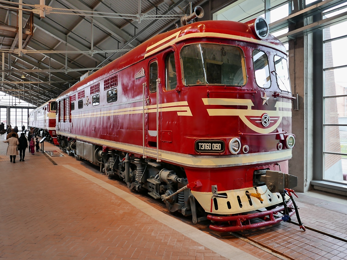 Passagier-Diesellok ТЭП60 0190, Baujahr 1967, im Russischen Eisenbahnmuseum in St. Petersburg, 4.11.2017 