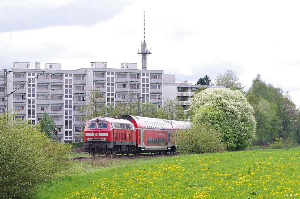 Passend zum Frühling zeigte sich das Wetter im Mai 2013 und 218 356 durfte noch mit Doppelstockwagen zwischen München und Mühldorf verkehren.
Am Nachmittag des 4.5.13 konnte eine Regionalbahn an der Einfahrt in den Bahnhof Markt Schwaben aufgenommen werden. 