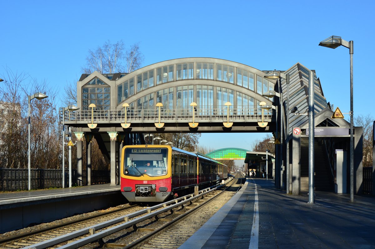 Passend zum Torbogen am Bahnübergang entwarf Rainer G. Rümmler auch den Überweg als Bogenbauwerk. Hier steht eine unbekannte Doppeltraktion 481er auf den Weg nach Lichtenrade als S2 in Buckauer Chaussee.

Berlin Marienfelde 08.01.2018