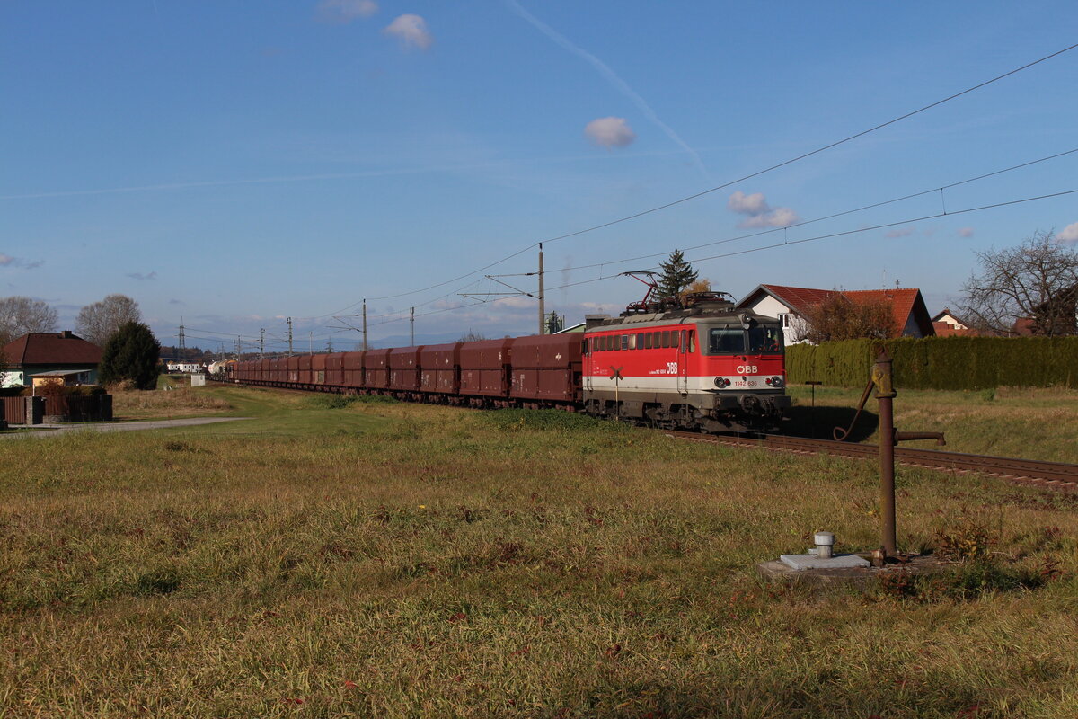 Passend zur 1142 636 hatte der DG44453 von Graz Vbf nach Maribor Tezno direkt hinter dem Triebfahrzeug alte slowenische und kroatische Erzwagen.
Am herrlichen 9.11.2021 fährt der Güterzug bei Neudorf ob Wildon in Richtung Süden.