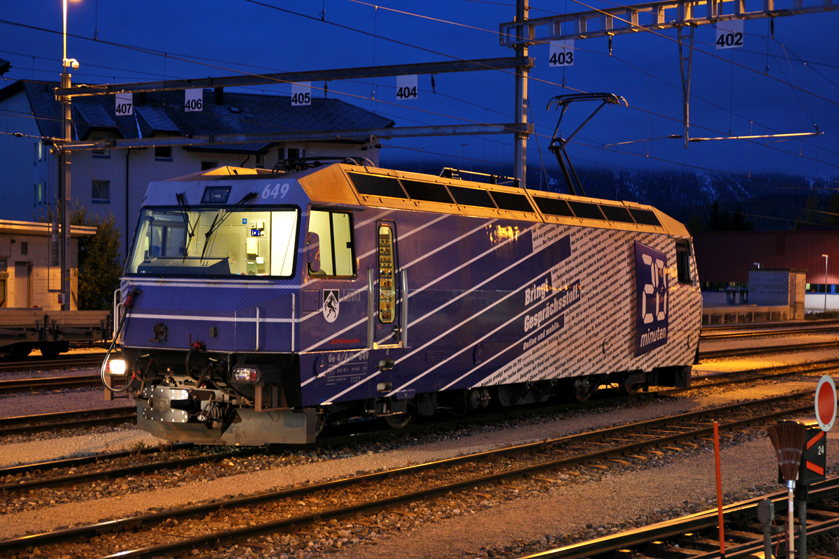 Passend zur blauen Werbung für das Chäsblatt 20 Minuten,steht die Werbelokomotive Ge 4/4 III 649  Lavin  am frühen Morgen in Samedan zur blauen Stunde bereit zur Arbeit für den Tag des 20.10.2015 