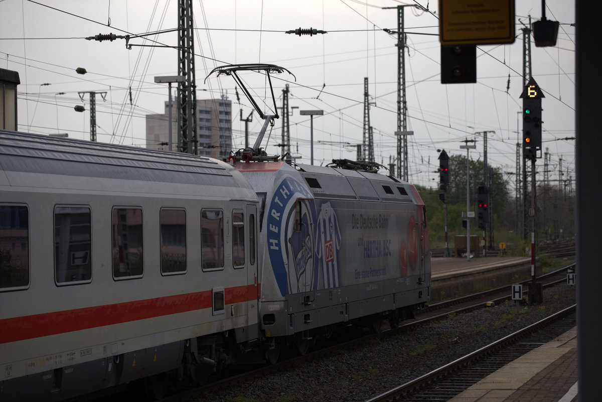 Passend zur EM konnte hier eine Fußballok in Hannover Hbf. abgelichtet werden.
16.04.2016 17:33 Uhr.