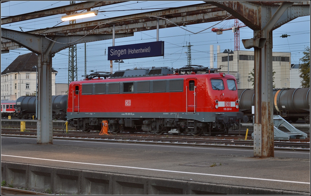 Passt... 115 261-0 macht sich parat für die Nacht. Abschluss des Bahnbildertreffens in Singen. August 2015.