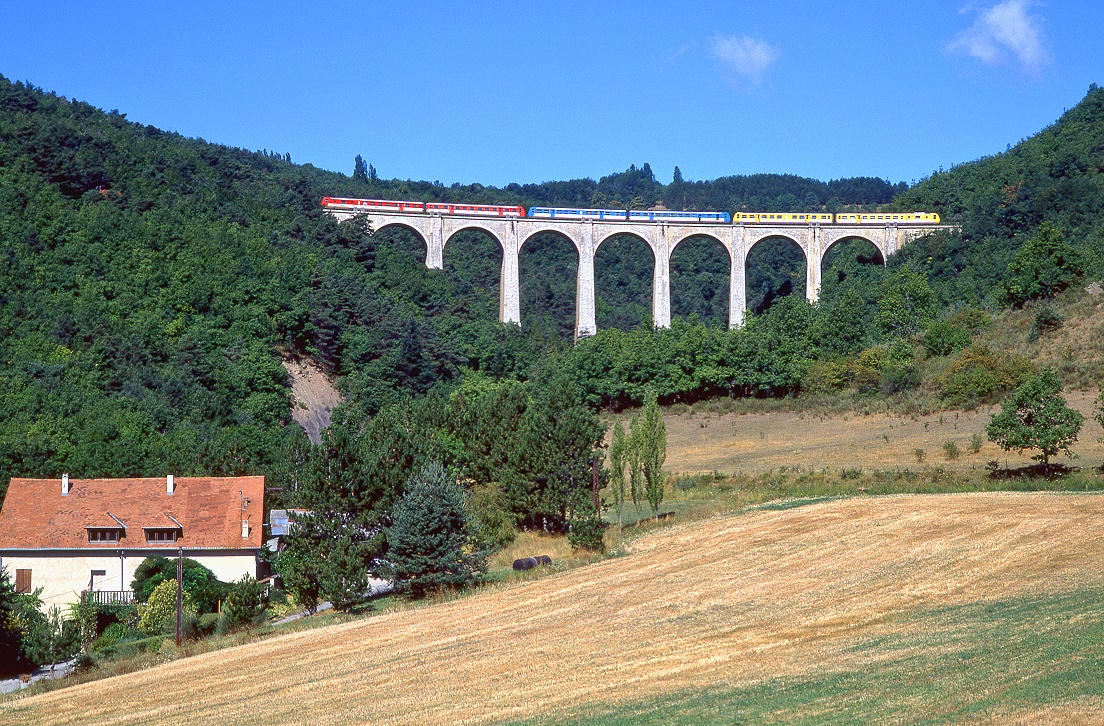 Passt doch! Drei x2700 bilden am 23.08.1998 den 58603. x2722, x2736 und x2739 auf dem Viaduct bei La Freissinouse.