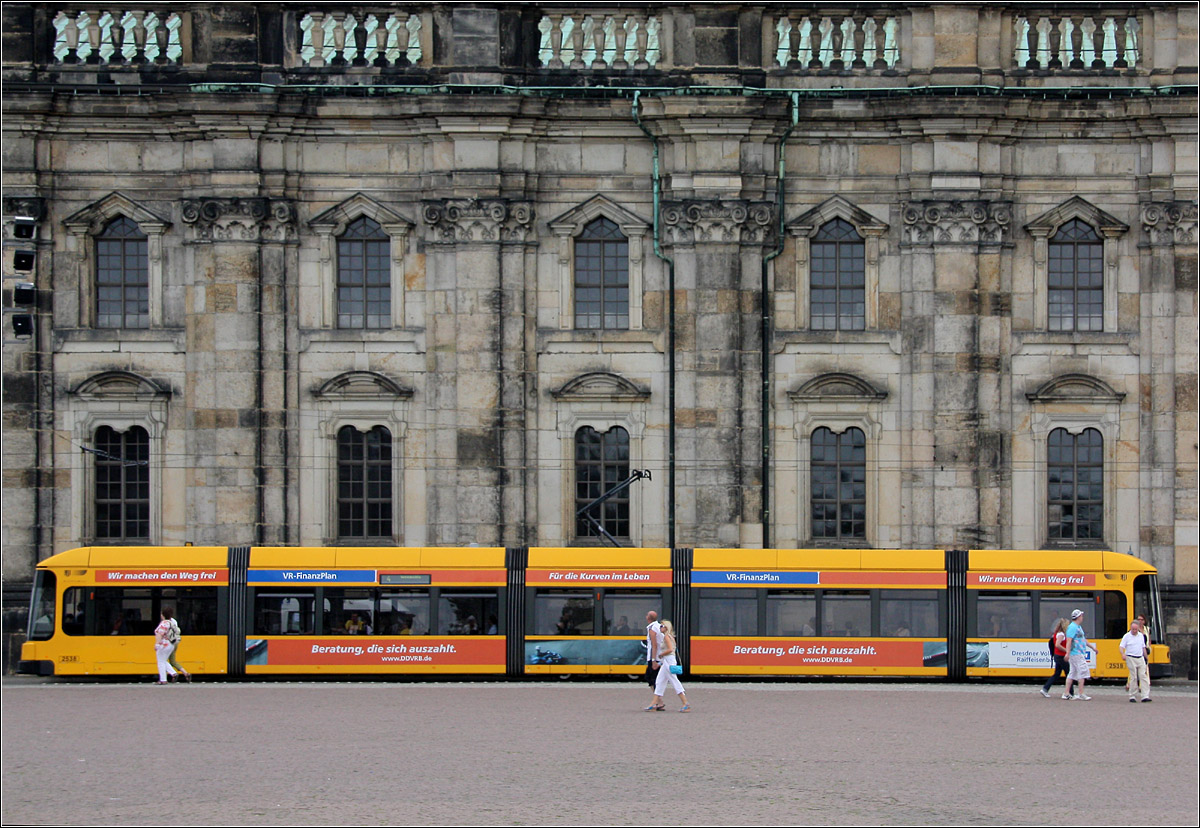 Passt genau -

Straßenbahn am Theaterplatz vor der Hofkirche in Dresden. 

07.08.2009 (M)