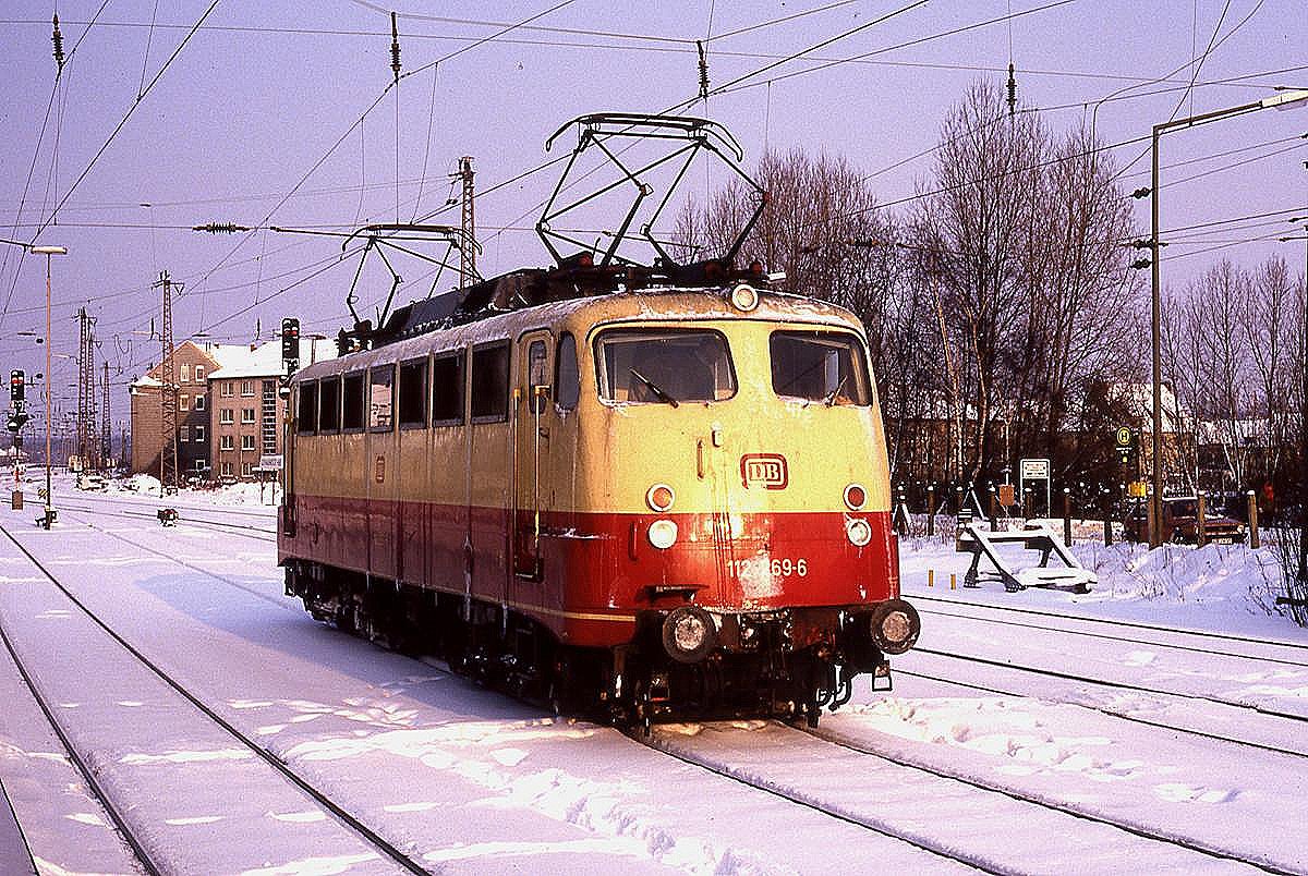 Pause für 112269 am 13.1.1987 im Hauptbahnhof Osnabrück.