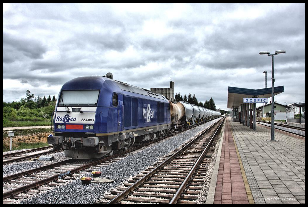 Pause für einen Tankzug im kroatischen Bahnhof Gospic. Am 15.05.2017 steht als Zuglok ein blauer Hercules von RailSea mit der Nummer 223003 davor.