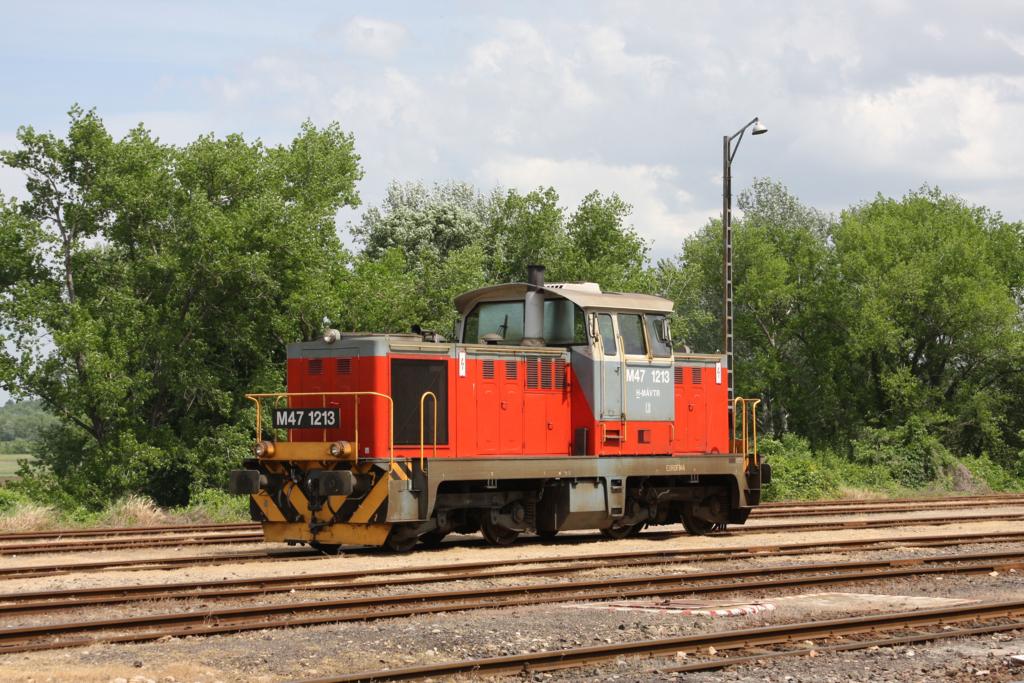 Pause für die ungarische Diesellok M 471213 am 6.5.2010 im ungarischen Grenzbahnhof
Villany.