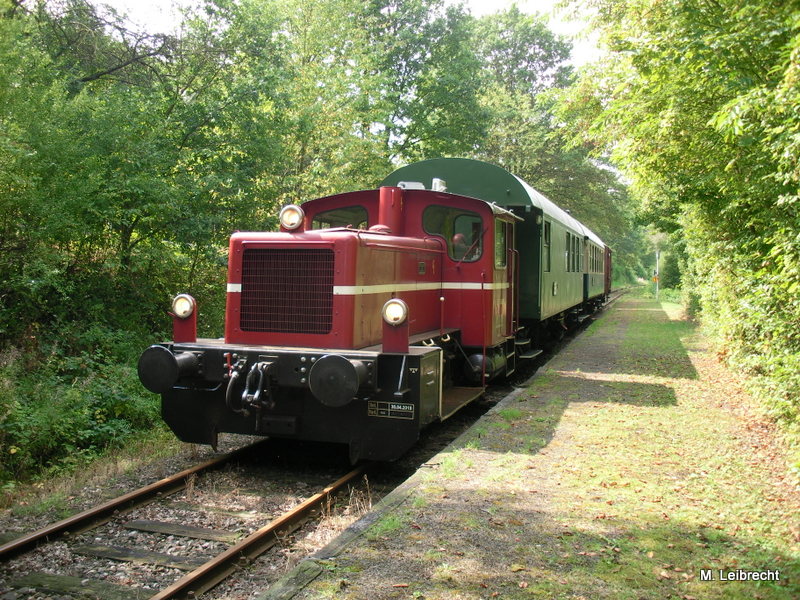 Pause!!!
Kf 11 098 steht am Haltepunkt Ottweiler-Wingertsweiher und ermglicht seinen Fahrgsten ihr Mittagsessen in Ruhe zu sich zu nehmen.