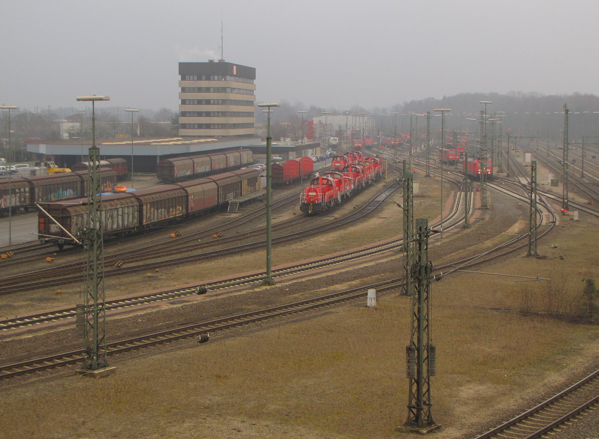 Pausierende Dieselloks am 19.02.2016 in Maschen.