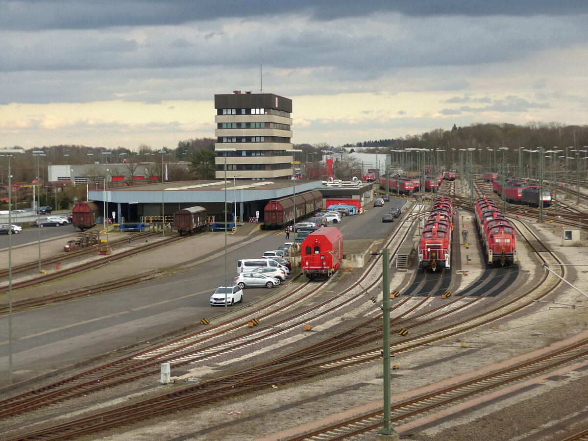 Pausierende Loks und Wagen am 14.02.2022 in Maschen Rbf.