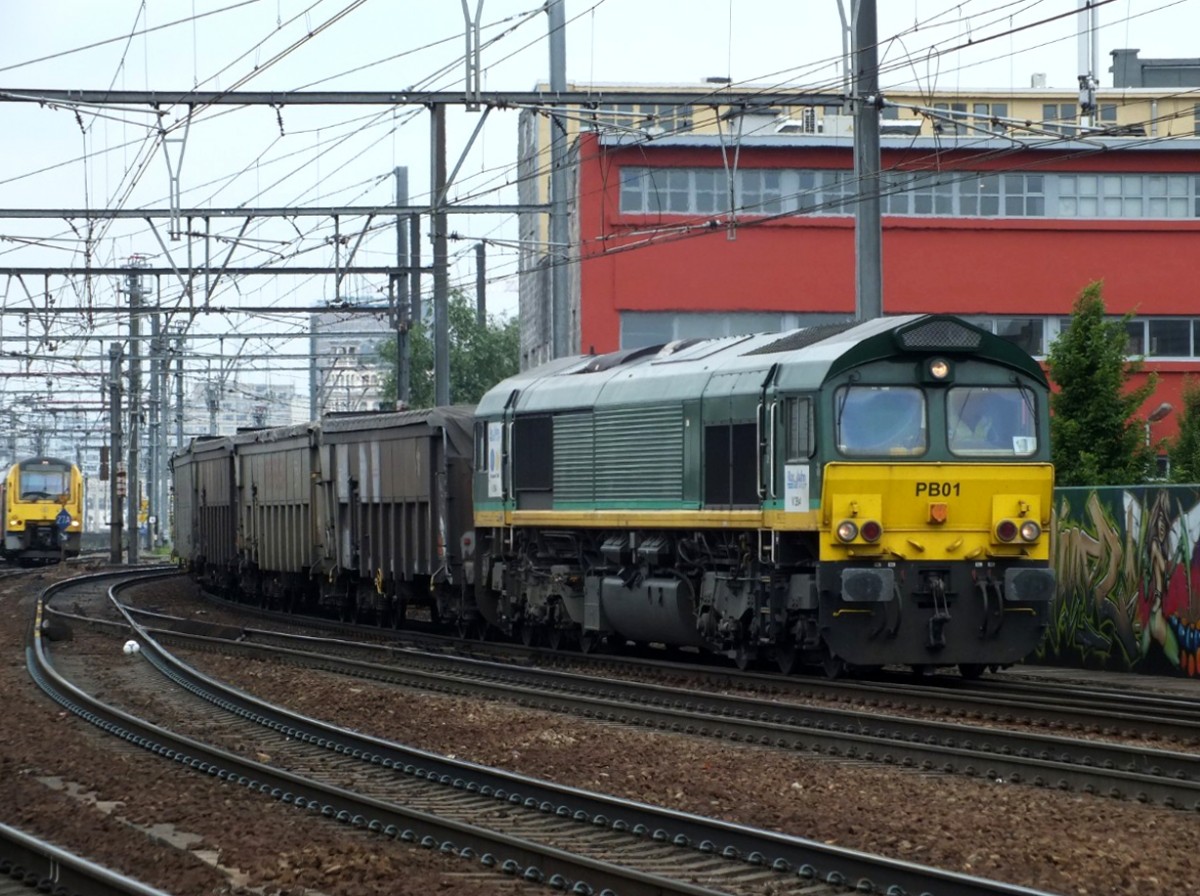 PB 01 / V 264 der Rurtalbahn Cargo (266 003-3) durchfährt am 30.5.14 Antwerpen-Berchem mit einem Tamns-Ganzzug, welcher umweltgefährdende, feste Stoffe (UN 3077) geladen hat.