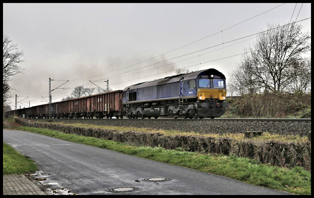 PB 15 von Beacon ist hier am 2.11.2021 um 11.43 Uhr in Hasbergen mit einem Leerzug von Georgsmarienhütte zum Hafen in Osnabrück unterwegs. Da der Zug in Hasbergen Kopf gemacht hatte, muss der Lokführer bei der Ausfahrt aus Hasbergen und dem Beschleunigen des Zuges nach Osnabrück mächtig Gas geben.