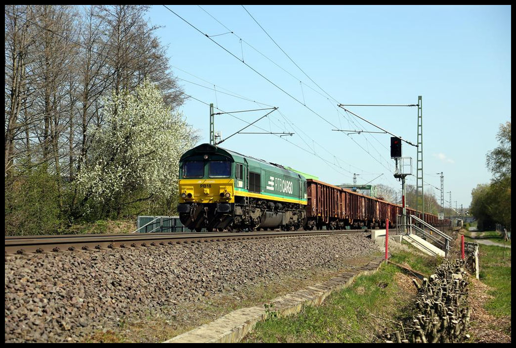 PB 18 von RTB Cargo erreicht hier am 15.4.2019 um 16.03 Uhr mit einem Schrottzug den Ortsrand von Hasbergen. Es handelt sich bei dem Zug um den Schrottpendel zwischen Osnabrück Hafen und dem Stahlwerk in Georgsmarienhütte.