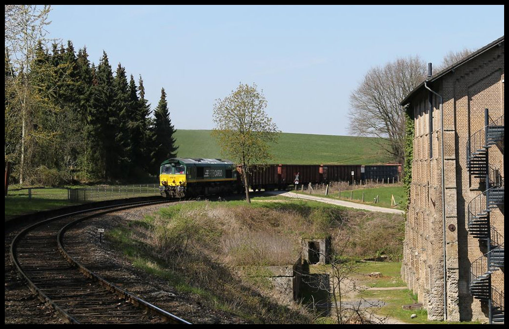 PB 18 RTB ist hier am ehemaligen Haltepunkt Augustaschacht in Hasbergen am 15.4.2019 um 13.47 Uhr mit ihrem Schrottzug aus Osnabrück auf dem Weg zum Stahlwerk in Georgsmarienhütte. Der Zug nutzt dazu die hier werkseigene Bahnstrecke zwischen Hasbergen und GMHütte.