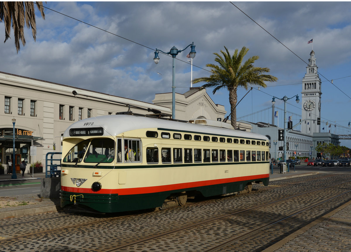 PCC 1072 (ex Mecixo Stadt) am 27.April 2016 vor dem Pier 1, im Hintergrund ist der markante Turm des 1898 eröffneten Ferry Buildings zu sehen.
https://www.streetcar.org/streetcars/1072-1072-mexico-city/