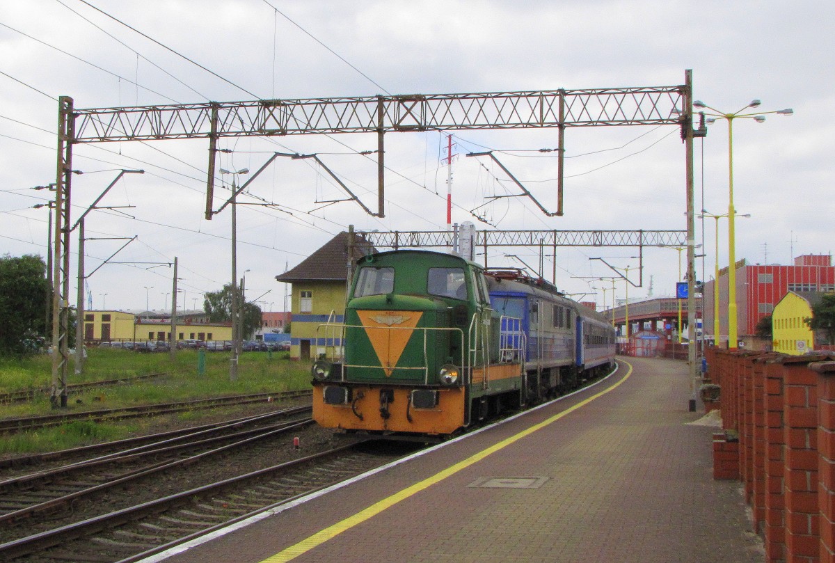 PCC Rail 401Da-324 zieht die PKP IC EU07-303 und den TLK 38260 aus Przemysl Gl. am 31.05.2014 in die Abstellgruppe in Swinoujscie.