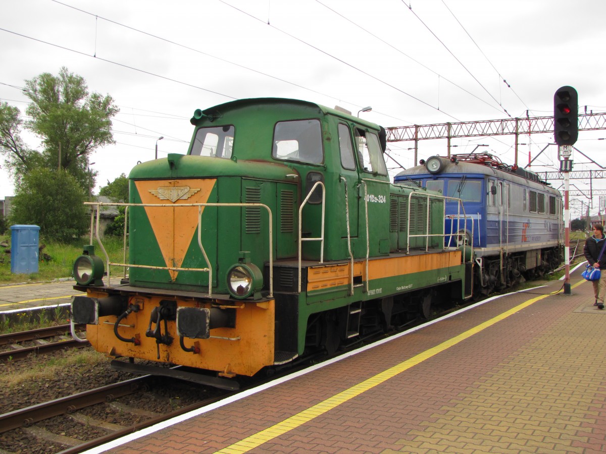 PCC Rail 401Da-324 zieht die PKP IC EU07-303 und den leeren TLK 38260 aus Przemysl Gl. am 31.05.2014 aus dem Bahnhof Swinoujscie in die Abstellanlage.