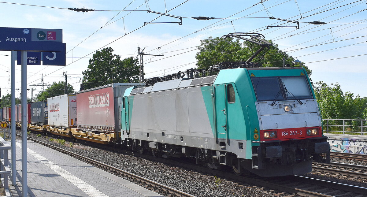 PCC Rail S.A., Jaworzno [PL] mit der ATLU Lok  186 247-3  [NVR-Nummer: 91 80 6186 247-3 D-ATLU] und KLV-Zug Richtung Polen am 31.05.23 Höhe Bahnhof Saarmund.