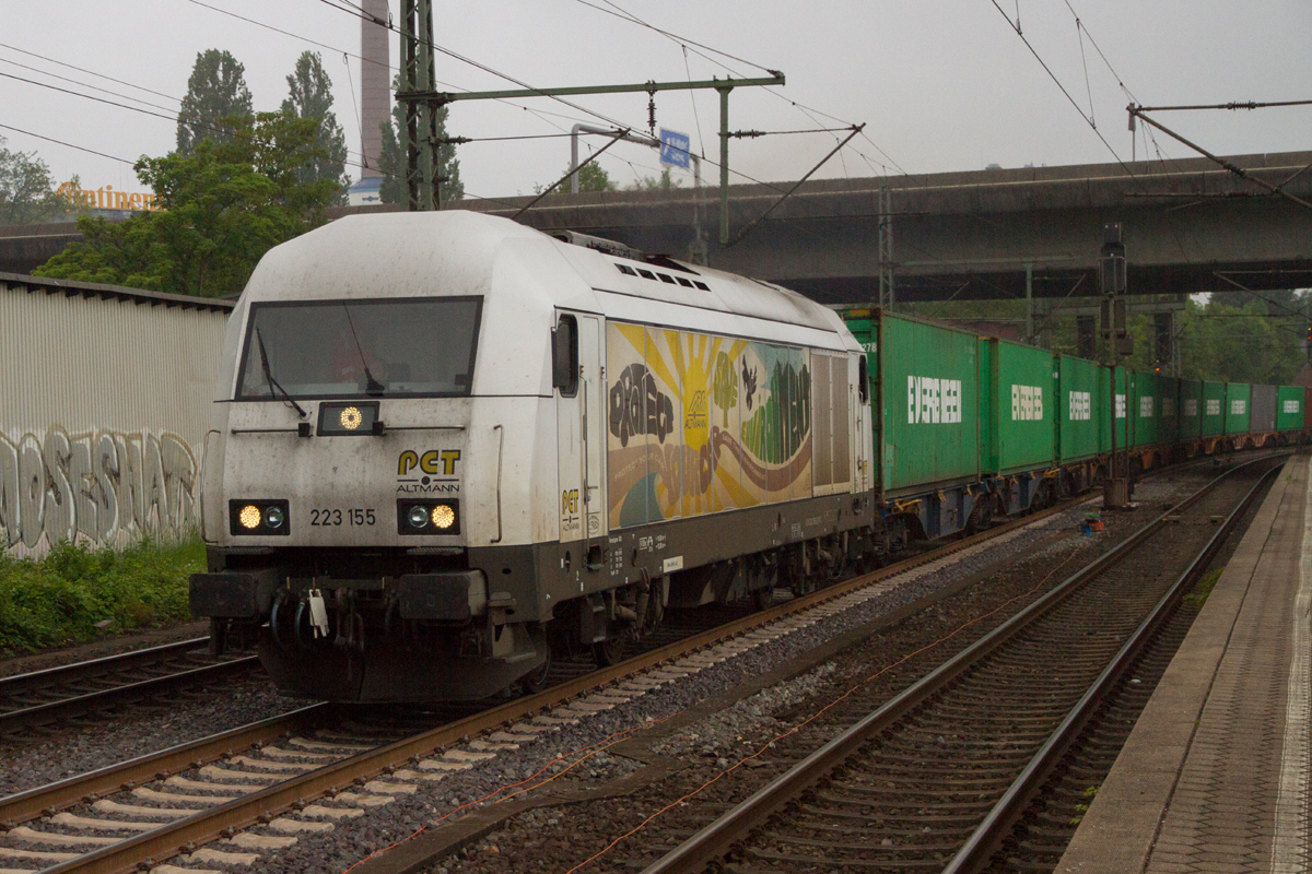 PCT 223 155 mit einem Containerzug in Hamburg Harburg, am 21.05.2019.