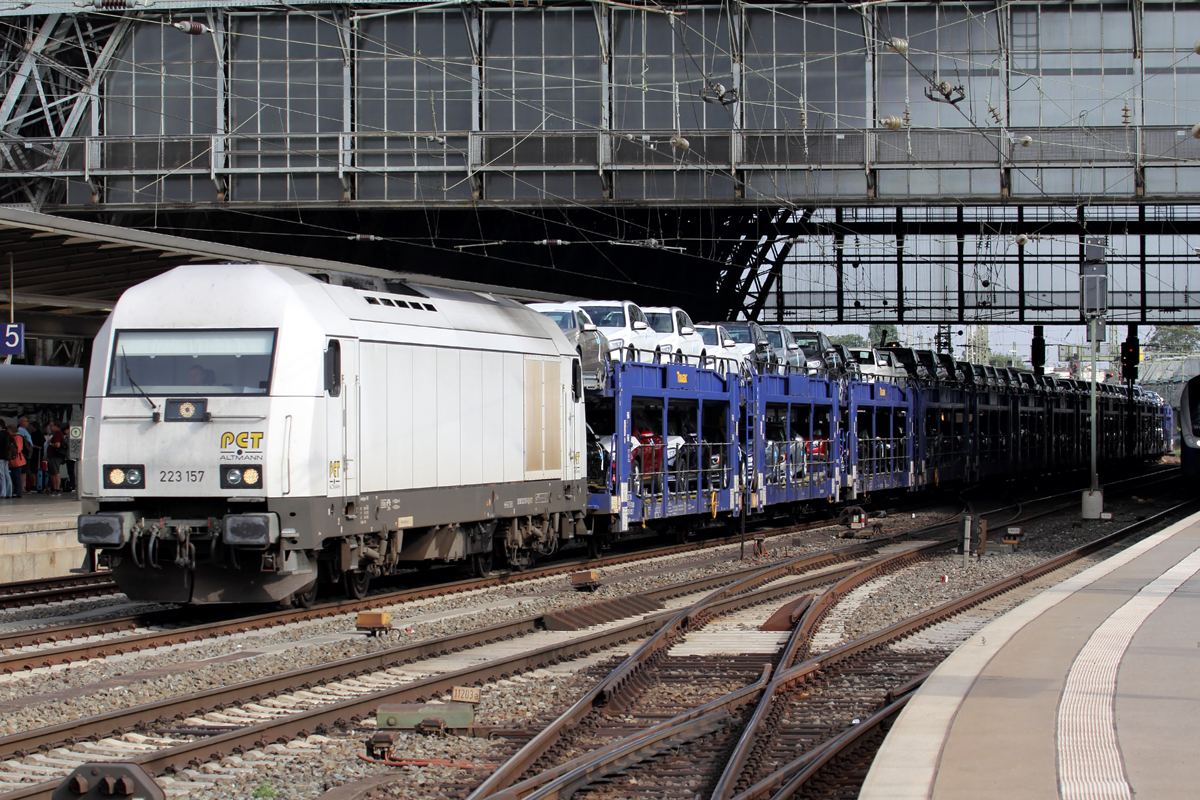 PCT 223 157 durchfährt den Bremer Hbf. 12.8.2015