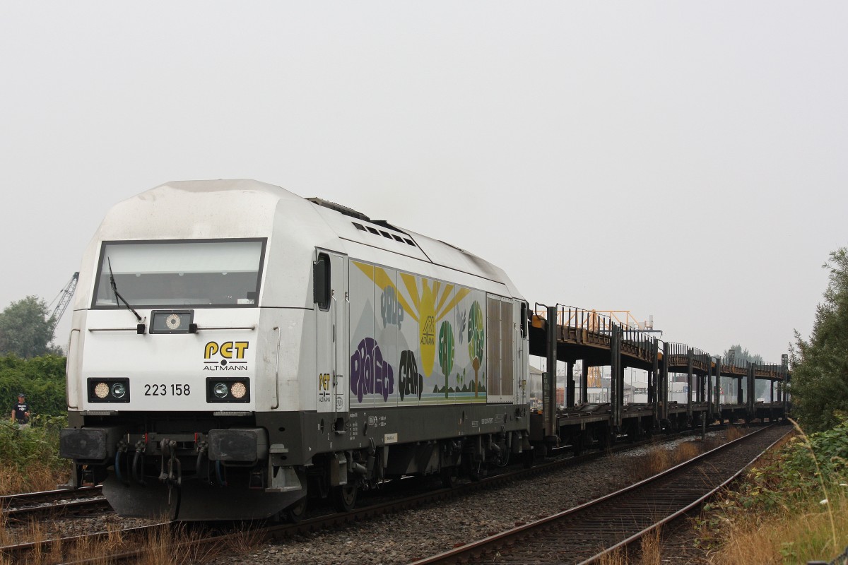 PCT 223 158 verlässt am 28.7.13 mit einem leeren Autozug das Hafengelände der BLG Autologistics in Cuxhaven.