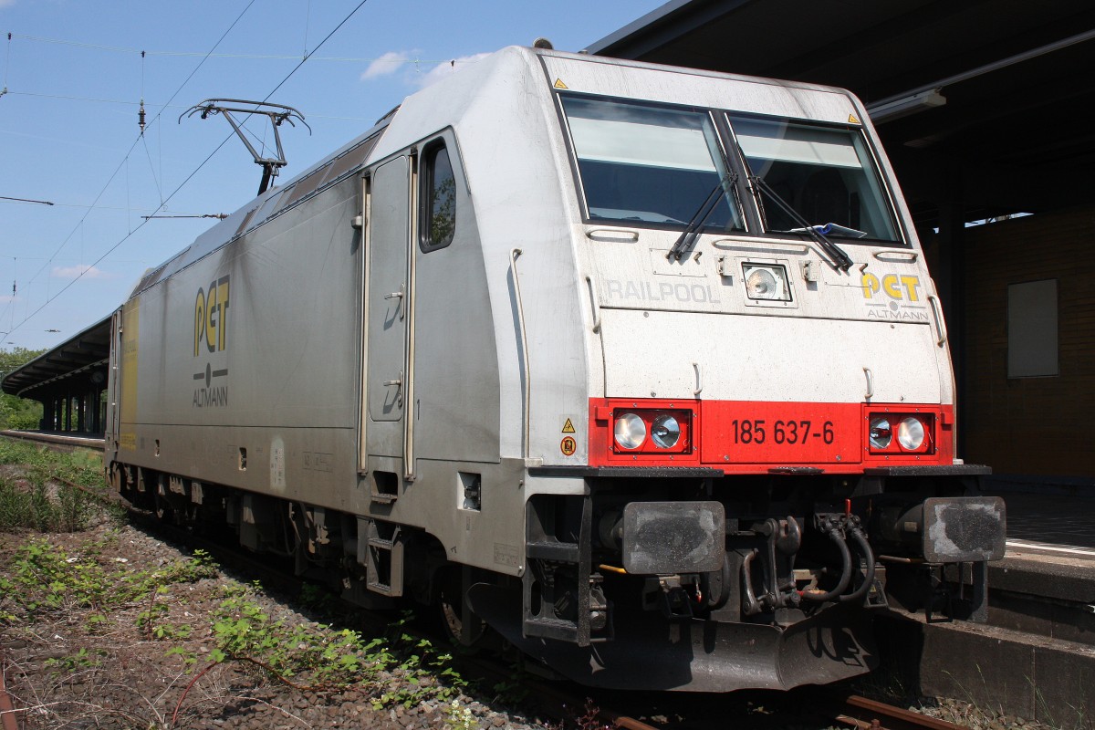 PCT Altmann 185 637 wartet am 6.6.13 in Wanne-Eickel Hbf auf ihren leeren Autozug nach München.
Gruß an den Tf!
