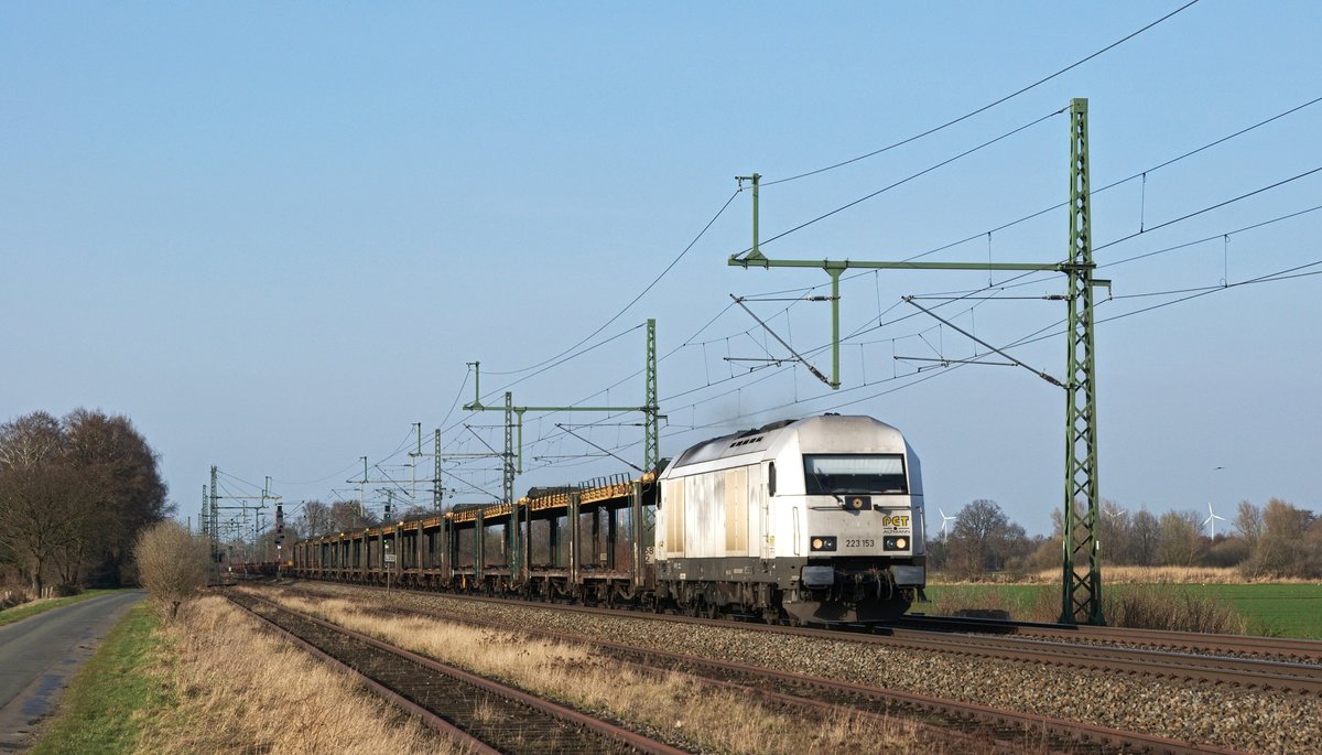 PCT Altmann 223 153 fährt mit einem leeren Autotransportzug am 16.03.17 bei Diepholz in Richtung Osnabrück.